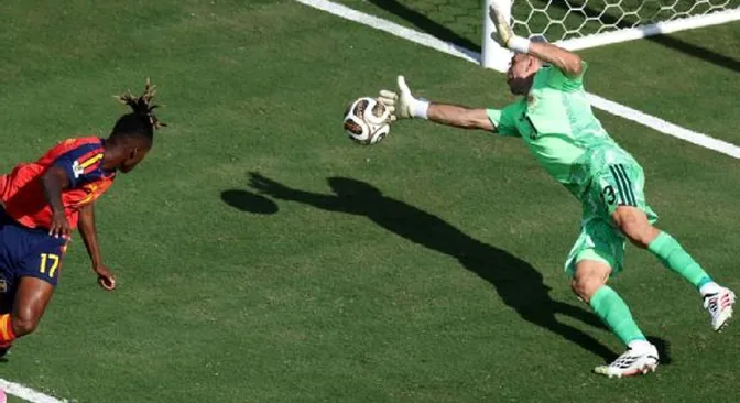 Récord histórico de atajadas del Dibu Martínez vs España